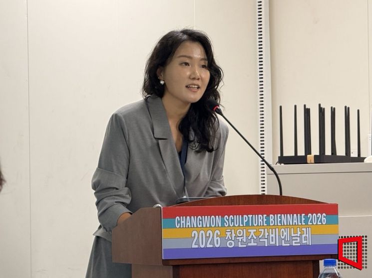 조혜정 공동예술감독. 조혜정 2026 창원조각비엔날레 공동예술감독이 29일 언론공개회에서 전시 주제 '공명장'을 설명하고 있다. 조 감독은 “공명은 같음이 아니라 차이에서 시작된다”고 말했다. 김희윤 기자