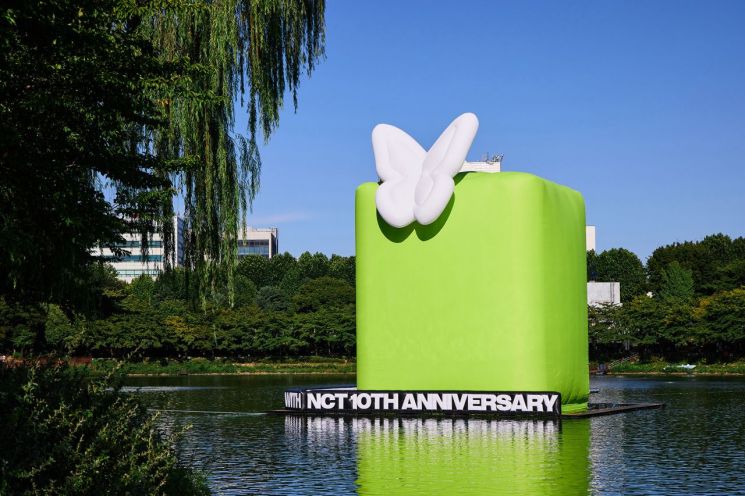 NCT 10주년 기념 석촌호수 아트벌룬&라이팅 이미지. SM엔터테인먼트 제공