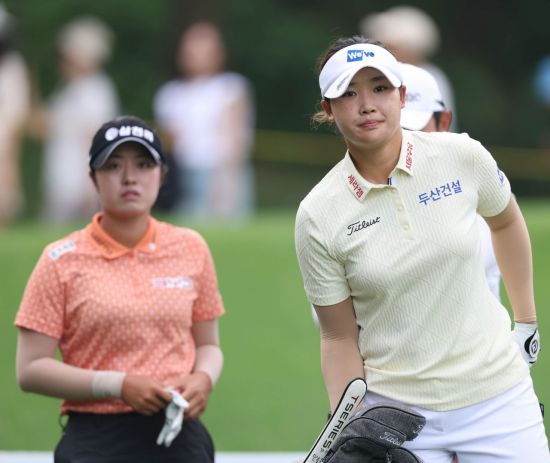 서교림(왼쪽)과 김민솔이 하이트진로 챔피언십에서 자존심 대결을 펼친다. KLPGA 제공