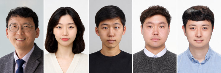 왼쪽부터 박인호팀장, 장지영 주무관, 김태윤 주무관, 이우형 주무관, 김중희 주무관. 동두천시 제공