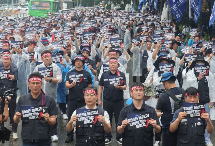 21일 서울 서초구 현대자동차 본사 앞에서 전국금속노동조합 자동차업종 조합원들이 공동파업대회를 열고 있다. 연합뉴스