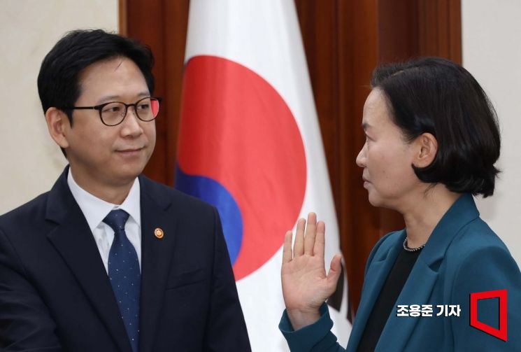 [포토] 대화하는 배경훈 부총리와 이해민 AI비서관