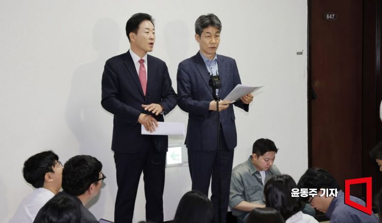 국회 정보위 여야 간사인 윤건영 더불어민주당(오른쪽), 유영하 국민의힘 의원이 30일 국회에서 정보위 전체회의를 마친 후 브리핑하고 있다.2026.09.30 윤동주 기자