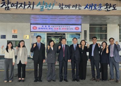 ‘식약처-완도군 상생 자매결연 업무협약식’에 참석한 오유경 식약처장, 김신 완도군수를 비롯한 양 기관 관계자들이 지역 상생발전을 다짐하며 단체 기념촬영을 하고 있다. 이준경 기자