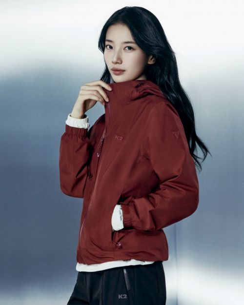 K2 'KTR GORE-TEX 2L 방수 자켓'을 입은 수지. K2