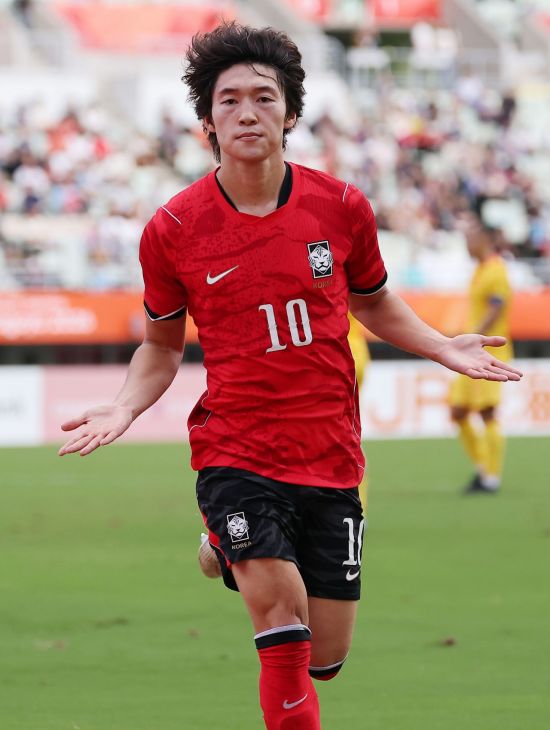 배준호가 30일 일본 오사카 나가이 스타디움에서 열린 2026 아이치·나고야 아시안게임 남자 축구 준결승 중국과의 경기에서 후반 37분 역전골을 넣은 뒤 세리머니를 하고 있다. 연합뉴스