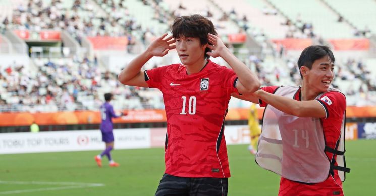배준호가 30일 일본 오사카 나가이 스타디움에서 열린 2026 아이치·나고야 아시안게임 남자 축구 준결승 중국과의 경기에서 후반 37분 역전골을 넣은 뒤 세리머니를 하고 있다. 연합뉴스