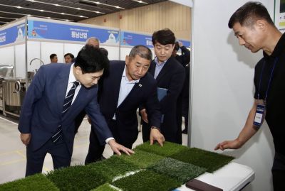 김대중 교육감과 최정훈 교육위원장이 ‘2026 교육물품박람회’에 참석해 업체 관계자의 설명을 들으며 전시 제품을 살펴보고 있다. 전남광주교육청 제공