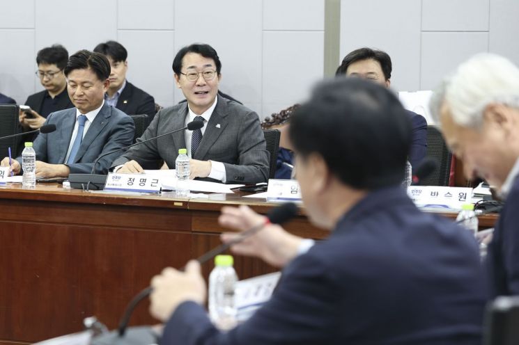 정명근 화성특례시장이 30일 더불어민주당 경기도 기초자치단체장 예산정책간담회에서 화성특례시 주요 현안 사업에 대한 국비 지원 필요성을 설명하고 있다. 화성시 제공