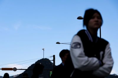 일교차가 큰 가을 날씨를 보인 11일 서울 종로구 광화문네거리에서 긴 외투를 입은 시민들이 이동하고 있다. 연합뉴스