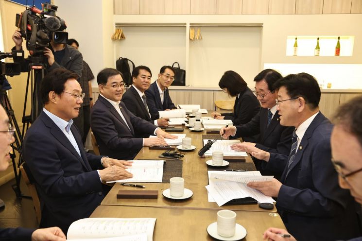 박완수 경남도지사(왼쪽 가장 앞)가 더불어민주당 지역구 국회의원들과 내년 국비 사업과 핵심 현안 해결을 위한 협력 방안을 논의하고 있다. [사진제공=경남도]