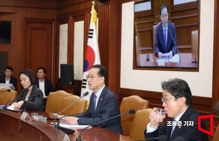 이형일 부총리 겸 재정경제부 장관이 1일 서울 종로구 정부서울청사에서 열린 첫 비상경제본부회의 겸 경제관계장관회의에 참석해 발언하고 있다. 2026.10.1 조용준 기자