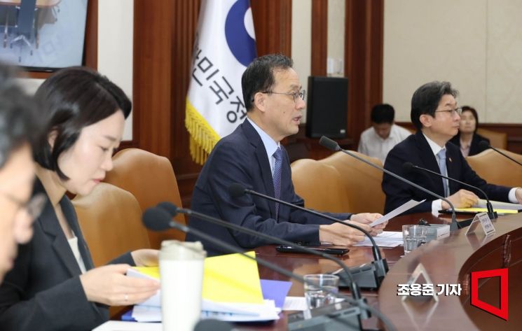 이형일 부총리 겸 재정경제부 장관이 1일 서울 종로구 정부서울청사에서 열린 첫 비상경제본부회의 겸 경제관계장관회의에 참석해 발언하고 있다. 2026.10.1 조용준 기자