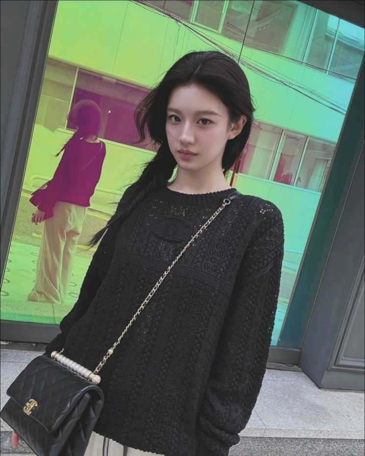 한 누리꾼은 현백코어에 대해 "모녀가 쇼핑을 나왔는데 딸은 시큰둥하고 어머니는 같이 나온 김에 함께하고 싶어하는 모습"으로 묘사했다. 기사 이해를 돕기 위한 배우 고윤정 이미지. 인스타그램