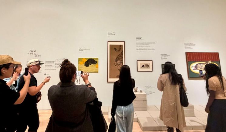 지난달 29일(현지시간) 미국 샌프란시스코 현대미술관(SFMOMA)에서 열린 방탄소년단(BTS) RM의 소장 한국 미술작품 전시회의 미디어 프리뷰에서 기자들이 RM 소장품을 감상하고 있다. 연합뉴스
