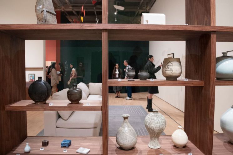 지난달 29일(현지시간) 미국 샌프란시스코 현대미술관(SFMOMA)에서 열린 방탄소년단(BTS) RM의 소장 한국 미술작품 전시회 미디어 프리뷰에서 기자들이 RM 소장품을 감상하고 있다. AP연합뉴스