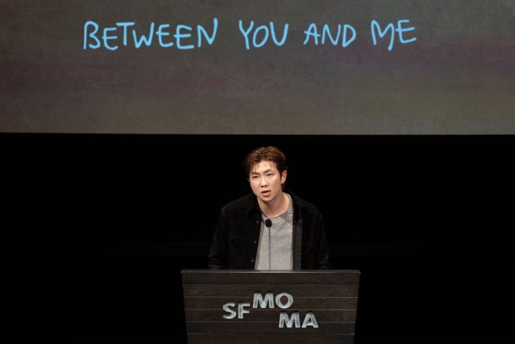 지난달 29일(현지시간) 샌프란시스코 현대미술관에서 열린 방탄소년단(BTS) RM의 소장 한국 미술작품 전시회 미디어 프리뷰에서 RM이 인사말을 하고 있다. AP연합뉴스