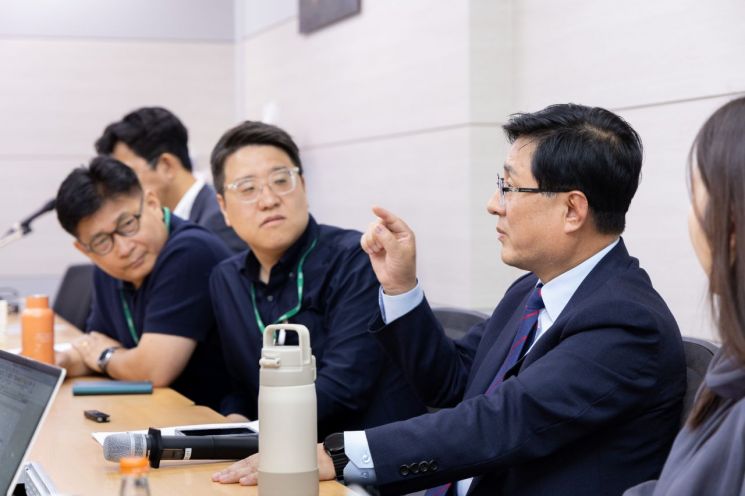 김성환 기후에너지환경부 장관이 1일 기후부 1주년을 맞아 정부세종청사에서 간담회를 하고 있다. 기후에너지환경부