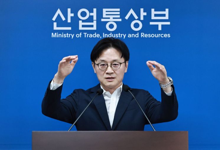 김정관 산업통상부 장관이 1일 정부세종청사에서 대미투자 프로젝트에 대한 브리핑을 하고 있다. 산업부