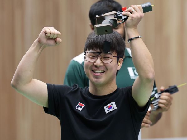 이건혁이 1일 일본 아이치현 종합사격장에서 열린 2026 아이치·나고야 아시안게임 사격 남자 25ｍ 속사권총 개인전에서 금메달을 확정한 뒤 환호하고 있다. 도요타=연합뉴스