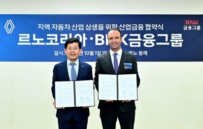 BNK금융그룹과 르노코리아는 1일 '지역 자동차산업 육성을 위한 산업금융 활성화 업무협약'을 체결했다(왼쪽부터 BNK금융그룹 빈대인 회장, 르노코리아 니콜라 파리 대표이사). BNK금융 제공