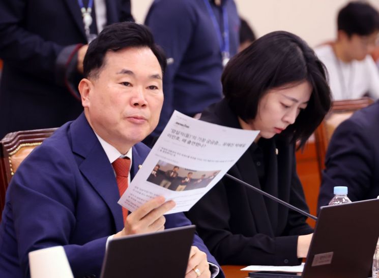 지난달 29일 국회에서 열린 문화체육관광위원회 전체회의에서 국민의힘 김승수 의원이 영화 '암살자(들)'과 관련, 허진호 감독 등을 국정감사 참고인으로라도 불러야 한다고 요구하고 있다. 연합뉴스
