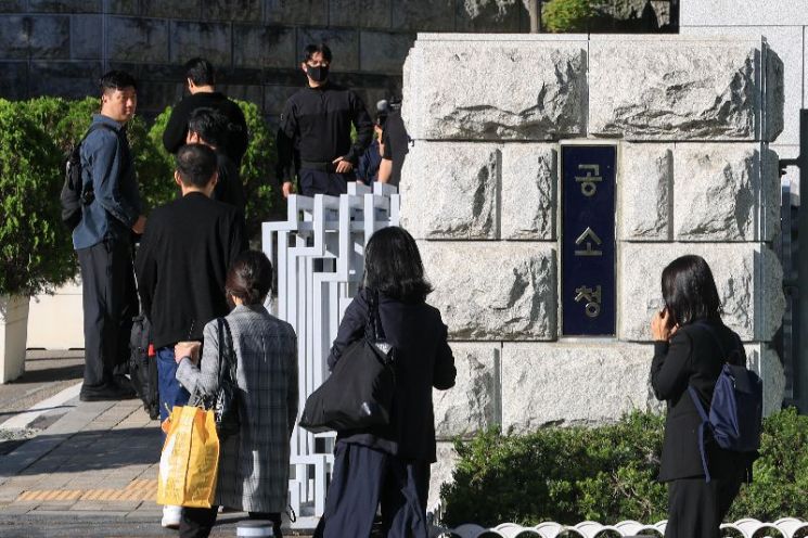 이재명 정부의 검찰 개혁으로 수사와 기소권을 모두 가진 검찰청이 78년 만에 문을 닫고 공소청과 중대범죄수사청이 공식 출범한 2일 서울 서초구 공소청에서 직원들이 출근하고 있다. 2026.10.2. 강진형 기자
