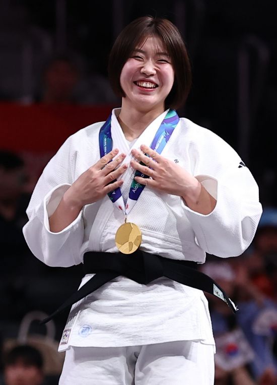Photo: 아시아경제 South Korea mounts medal charge in archery, taekwondo and football