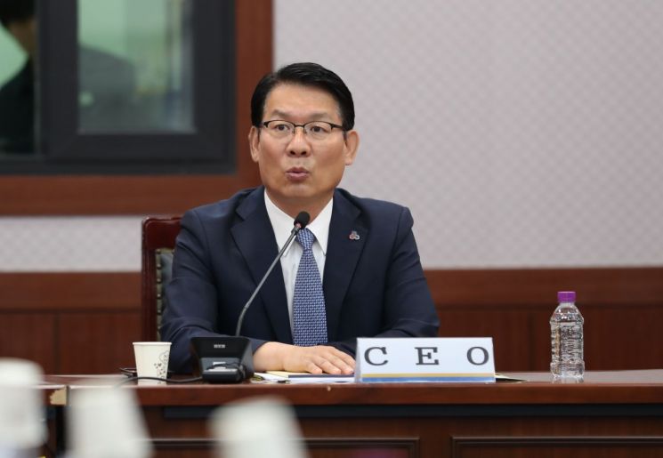 김인중 농어촌공사 사장이 지난달 30일 새만금33센터에서 기자간담회를 열고 공사의 수상태양광 사업에 대해 설명하고 있다. 농어촌공사