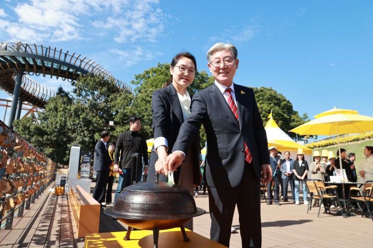 오태완 의령군수와 부인 배민주 여사가 2일 솥바위 앞에 마련된 솥뚜껑 기부함에 성금을 넣고 있다 .[사진제공=의령군]