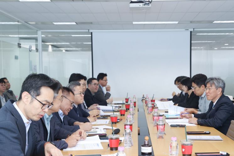 김이탁 국토부 1차관(오른쪽 첫 번째)이 2일 서울 용산구 국토부-LH 합동 주택공급 TF 회의실에서 LH 등 4개 공사 관계자들과 수도권 공공주택 착공 실적과 추진 일정을 점검하고 있다. 국토부