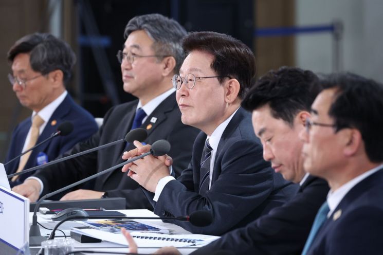 이재명 대통령이 2일 세종특별자치시에서 열린 민원혁신 사례보고회에서 송형근 전남광주통합특별시 지방시설주사의 민원해결 우수사례 발표를 듣고 있다. 2026.10.2 연합뉴스