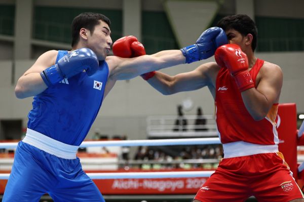 김민성이 2일 일본 아이치현 니시오의 니시오 체육관에서 열린 2026 아이치·나고야 아시안게임 복싱 남자 90kg급 결승전에서 인도 안쿠시의 얼굴을 공격하고 있다. 니시오=연합뉴스