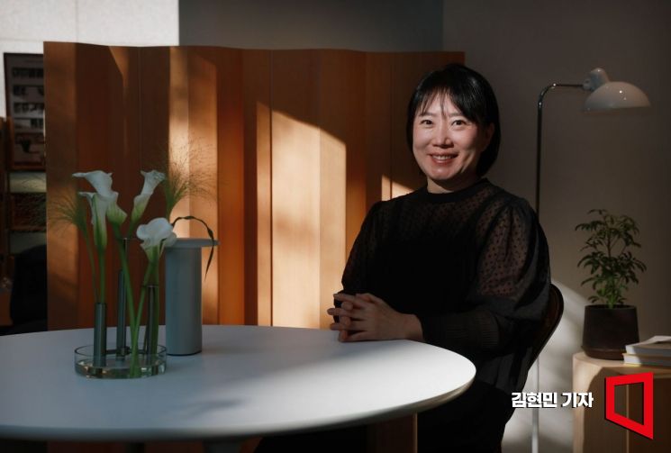 이수현 프리츠한센코리아 지사장이 서울 서초구 지사에서 아시아경제와 만나 포즈를 취하고 있다. 김현민 기자