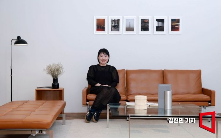 이수현 프리츠한센코리아 지사장이 서울 서초구 지사에서 아시아경제와 만나 포즈를 취하고 있다. 김현민 기자
