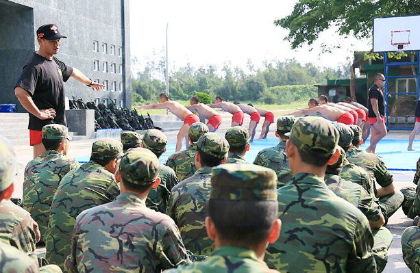 2017년 5월 19일, 대만 진먼 방위 사령부에서 신병들이 지시사항을 경청하고 있다. CNA