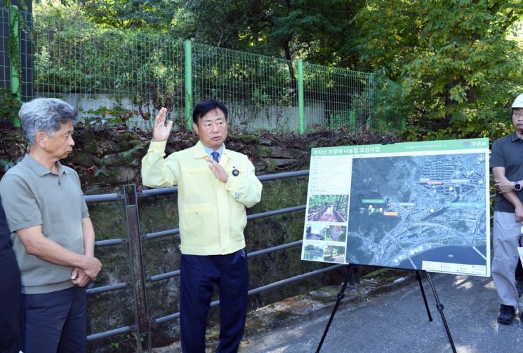 신동화 구리시장이 지난 1일 ‘시민 공감 로드체킹’에 나서 아차산 무장애나눔길 조성 사업 현장을 점검하고 있다. 구리시 제공