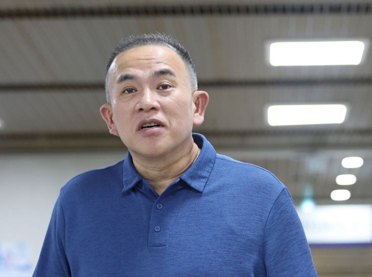정치 브로커 명태균씨가 서울 서초구 서울고법에서 열린 오세훈 서울시장의 정치자금법 위반 혐의 2심 속행공판에 증인으로 출석하고 있다. 연합뉴스