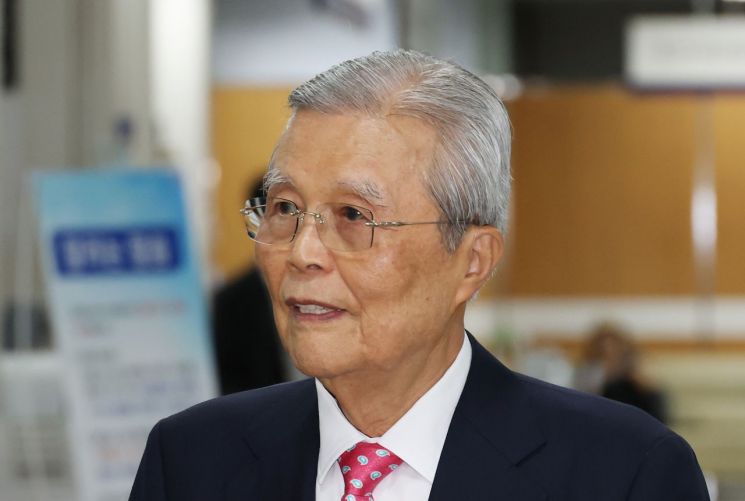 김종인 전 국민의힘 비대위원장이 서초구 서울고등법원에서 열리는 오세훈 서울시장의 명태균 여론조사 의혹 사건 2심 속행 공판에 증인으로 출석하고 있다. 연합뉴스