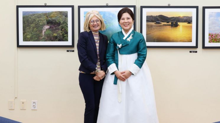 김보라 안성시장이 주한 이탈리아 대사 에밀리아 가토와 기념촬영을 하고 있다. 안성시 제공