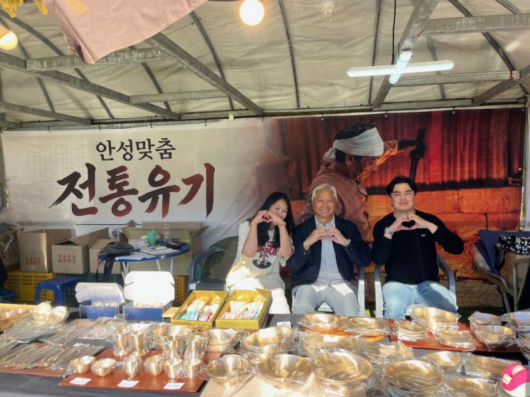 대사관 관계자들이 전통유기 구매를 위해 부스를 방문하고 있다. 안성시 제공
