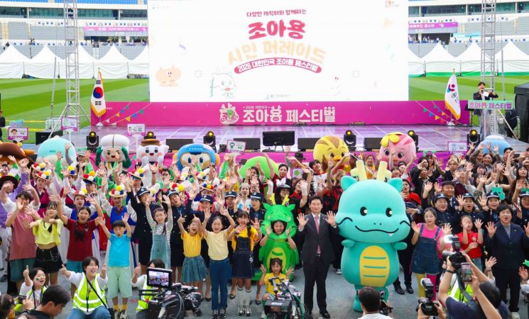 이상일 용인특례시장이 3일 '2026 대한민국 조아용 페스티벌'에서 참가자들과 기념촬영을 하고 있다. 용인시 제공