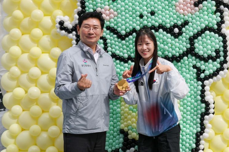이상일 용인특례시장이 3일 용인특례시 미르스타디움에서 열린 '2026 대한민국 조아용 페스티벌'에서 정하은 선수와 기념촬영을 하고 있다. 용인시 제공