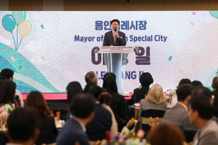 이상일 용인특례시장이 3일 '2026 대한민국 조아용 페스티벌'기념 교류도시 환영만찬에서 인사말을 하고 있다. 용인시 제공