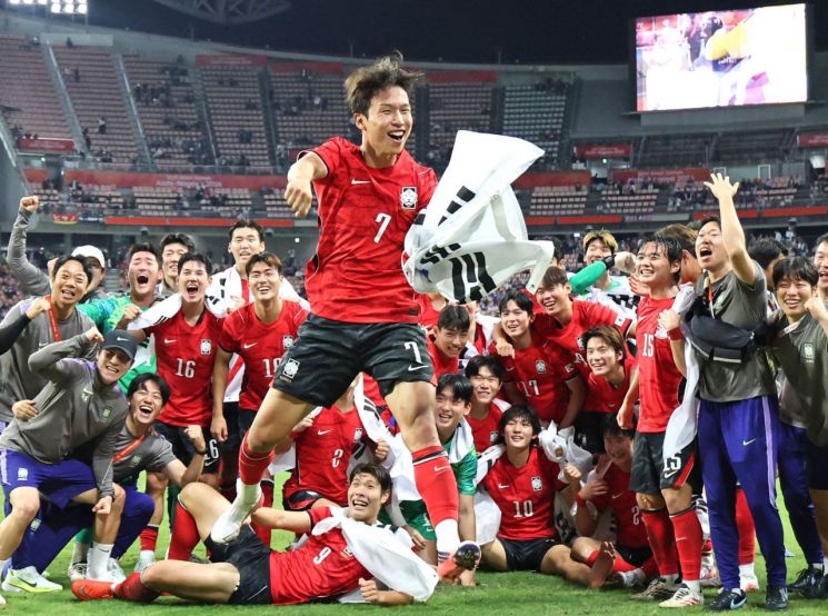3일 일본 아이치현 도요타 스타디움에서 열린 2026 아이치·나고야 아시안게임 남자 축구 일본과의 결승에서 1-0으로 승리한 한국 23세 이하 대표팀 선수들이 기념사진을 찍고 있다. 연합뉴스