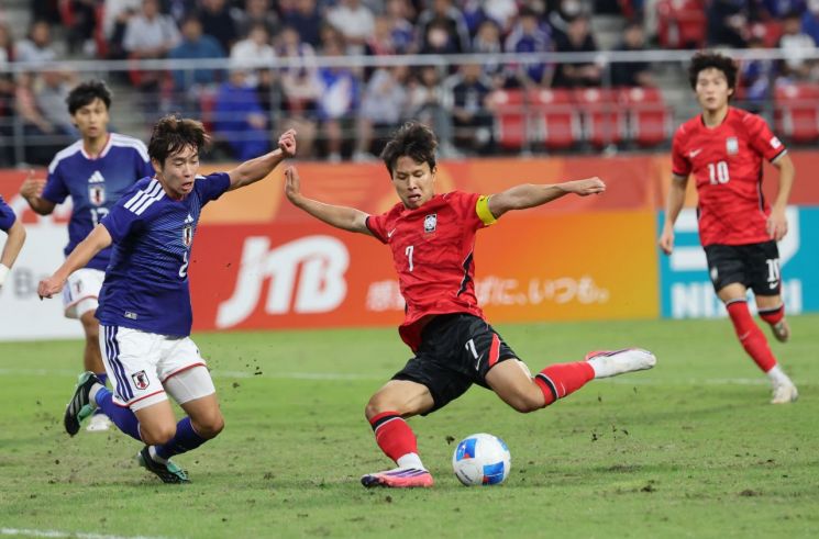 엄지성이 3일 일본 아이치현 도요타 스타디움에서 열린 2026 아이치·나고야 아시안게임 남자 축구 일본과의 결승전에서 후반 16분 선제 결승골을 터뜨리고 있다. 연합뉴스