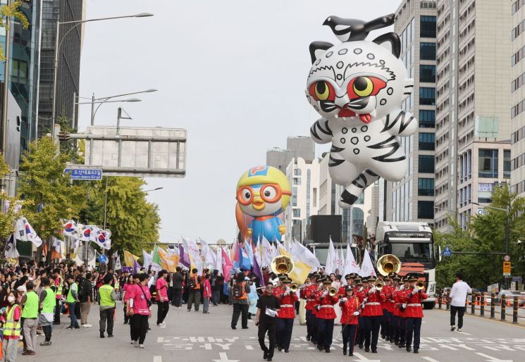 3일 '2026 강남페스티벌' 그랜드 퍼레이드가 열린 서울 도산대로에서 대형 캐릭터 벌룬과 행진단이 행진하고 있다. 강남구 제공.