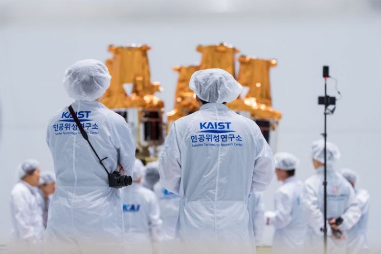 KAIST 인공위성연구소 연구진이 누리호 5차 발사에 탑재될 초소형군집위성 네온샛을 살펴보고 있다. 네온샛 2~6호 5기는 동일한 설계를 바탕으로 반복 제작하는 양산 방식을 적용했다. 항우연 제공