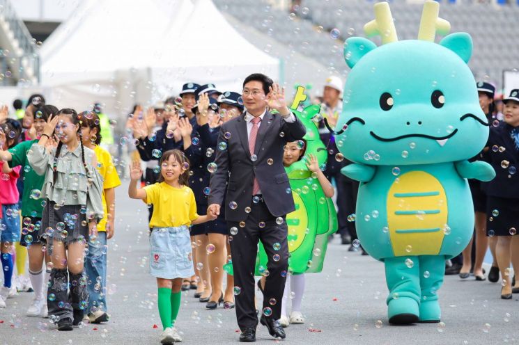 이상일 용인시장이 지난 3일 용인미르스타디움에서 열린 ‘2026 대한민국 조아용 페스티벌’의 ‘조아용 퍼레이드’에 참여해 어린이의 손을 잡고 시민, 조아용과 함께 행진하고 있다. 용인시 제공