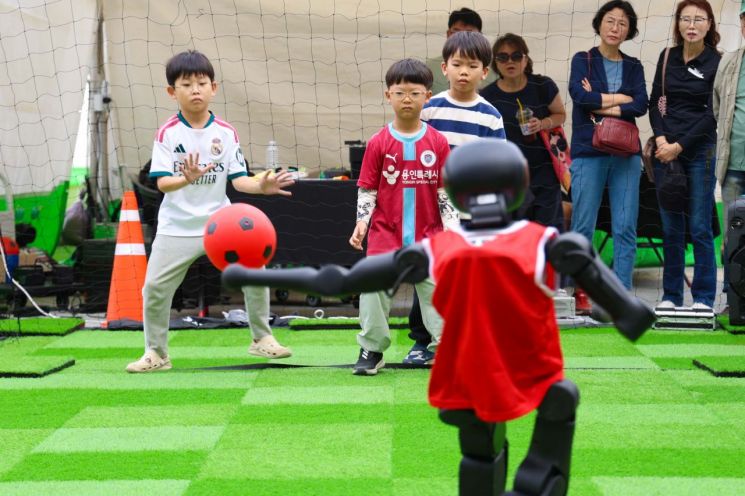 지난 3일 사이버과학축제에서 시민들이 휴머노이드와 축구 대결을 하고 있다. 용인시 제공